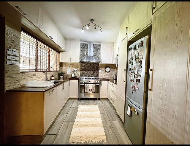3 BEDROOM HOUSE FOR SALE IN YELLOWWOOD PARK